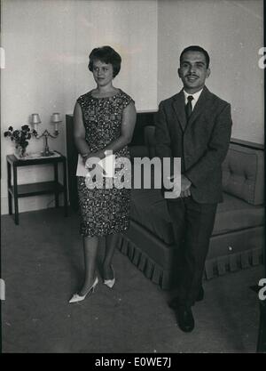 7. Juli 1962 - König Hussein und seine Frau: Urlaub in Lausanne: König Hussein von Jordanien und seine Frau, Royal Princess Mouna El Hussein in Lausanne für ein paar Tage aufhalten. Es ist gesagt worden, dass Tha die Prinzessin eine berühmte Gynecologue besucht hat. Foto zeigt Königspaar in ihrem Hotel in Lausanne. Stockfoto