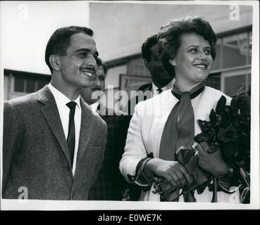 7. Juli 1962 - König Hussein & Toni ankommen: Fotoshows: König Hussein von Jordanien und seiner britischen Frau, ehemalige Ipswich Telefonistin Toni Gardner sind abgebildet bei Lydd Flughafen heute nach ihrer Ankunft. Das Ehepaar wohnen in einer Penthouse Suite im the Dorchester. Es ist ihre erste Reise ins Ausland zusammen - '' einen Schuss von verspäteten Flitterwochen '' - seit ihrer Hochzeit. Stockfoto