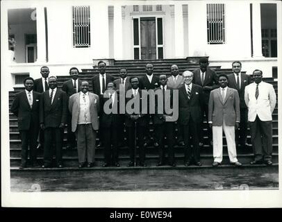 10. Oktober 1962 - Kabinett von Uganda, im Zentrum, Milton Obote, Premierminister mit stick Stockfoto