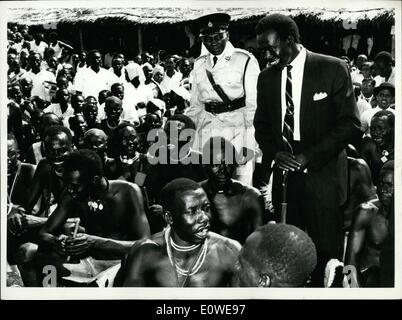 10. Oktober 1962 - mischt sich der Ministerpräsident, Herr Milton Obote, mit der Masse während der königlichen Tour des Nordens. Stockfoto