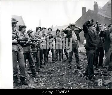 10. Oktober 1962 - '' Amazon Armee '' auf einem Film-Set: neun Army Girls---durchschnittliche Höhe 5 ft. 11 VG--trat in Aktion mit Gewehren und Maschinengewehren an einem Film in Leeds gestern. Alle hatten eine Werbung für Extras Armee Frauen bei der Befreiung-Armee-Szenen für den Film '' Billy Liar'' welche Tom Courtenay stars spielen beantwortet. Sie waren zerfetzte Jeans, Stiefel Patronengürteln und Coascak, wie sie herumkommandiert territoriale Armee Männer um auf die Abbruchbaustelle '' Schlachtfeld.'' Foto zeigt Hände! Armee Mädchen marschieren aus zivilen Gefangenen. Stockfoto