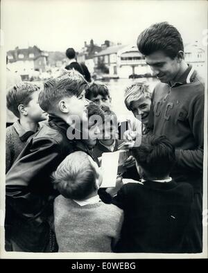 7. Juli 1962 - Moskauer auf der Themse Henley Royal Regatta: Foto zeigt Boris Dubrovsky des zentralen Armeesportklubs, Moskau, signiert Autogramm Alben am Royal Regatta, Hanley, heute. Er beteiligt sich der Diamant-Doppelzweier. Stockfoto