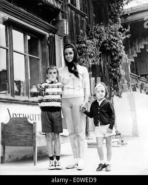 Elizabeth Taylor mit ihren Kindern im Urlaub in der Schweiz Stockfoto