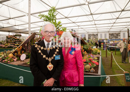 Chelsea, UK, 19. Mai 2014, Stadtrat Charles Williams, Bürgermeister von Kensington und Chelsea Borough mit seiner Frau bei der RHS Chelsea Flower Show 2014 Kredit: Keith Larby/Alamy Live News Stockfoto