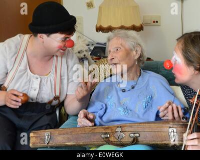 Leipzig, Deutschland. 8. Mai 2014. 101 Jahre alte Ruhestand genießt nach Hause ansässigen Gertrud Koehler den Besuch des Clowns Sophie Hanses-Ketteler (R) und Maritta Brauer im Altenheim St. Gertrud in Leipzig, Deutschland, 8. Mai 2014. Die Clowns gehören zum Club "Clowns & Clowns", die unter anderem darauf spezialisiert hat, erklingt in Altenheimen. Foto: Waltraud Grubitzsch/Dpa/Alamy Live News Stockfoto