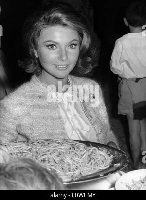 Schauspielerin Sylva Koscina bei einem Spaghetti-Essen Stockfoto