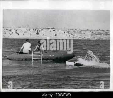 10. Oktober 1962 - Navy Männer entkommen von u-Boot im Experiment: Royal Navy Männer flohen aus der u-Boot-Zehenspitzen 260 ft auf dem Mittelmeer Meeresboden liegend und machte Geschichte für die Marine: keine R.N Mensch hat jemals überlebt einen Aufstieg an die Oberfläche von mehr als 150 Fuß vor. Das Experimentieren mit neuen Methoden der Flucht-Team ist von der u-Boot-Escape Training School Gooport. Hants. Foto zeigt einen freiwilligen '' entkommt '' Pausen oberflächennahen eine Markierungsboje nach seinem Aufstieg aus dem u-Boot. Stockfoto