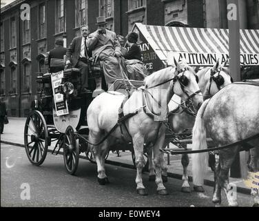 10. Oktober 1962 - Herbst Antiquitäten Messe eröffnet: Die antike Herbstmesse wurde eröffnet im Chelsea Rathaus heute des Fotografen Cecil Beaton, und wegen der Eisenbahnerstreik Trainer und vier Pferde brachten einige der Besucher zum Rathaus. Foto zeigt des Trainers und Pferde außerhalb geparkt. Stockfoto