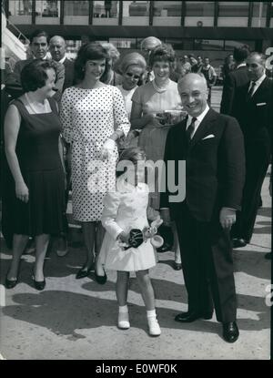 8. August 1962 - verließ Frau Jacqueline Kennedy, Ehefrau des US-Präsidenten und ihre Kinder Caroline, Rom begehen ihren Urlaub in Ravello, am Filminess Flughafen, die durch italienische Premier vor hat. Phot zeigt (von rechts) Hon Amontore Fanfani (italienische Premier'' - kleine Caroline - Frau Jacqueline Kennedy und Mrs.? Eiancaresa Fanfani (Ehefrau von Premier) Stockfoto