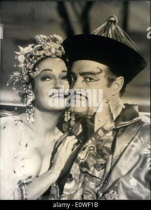8. August 1962 - Dorothy Lamour macht A Comeback: Phot zeigt Dorothy Lamour und Bob Hope in einer Szene '' The Road, Hong Kong''. Dorothy Lamour kommt nach neun Jahren Abstinenz wieder auf die Leinwand. Stockfoto