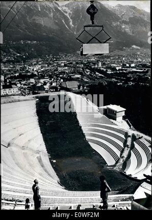 8. August 1962 - Skisprung-Trakt am Berg Isel Tirol: die große Olympia-Skispringen-Trakt für die Olympischen Spiele 1964 im Bau am Berg Isel bei Innsbruck, wird bald abgeschlossen sein. Vor Ende des Sommers werden die Tribünen für 60.000 Zuschauer, die Schiedsrichter-Turm, die Rettungsstation und die Sender Kabinen bereit. Bereits in der kommenden Wintersaison startet die weltweit besten Springer hier testen gleichzeitig die neuen Olympia-Darm-Trakt genießen die architektonisch schöne Konstruktion. Stockfoto