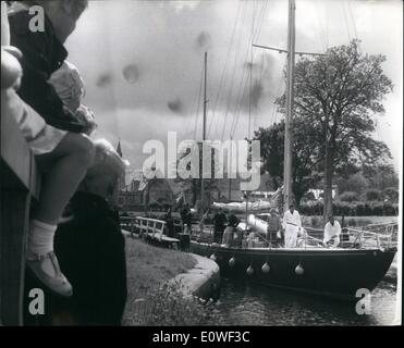 8. August 1962 - alle königlichen Hände - auf Deck. Segeln entlang der Crinan Canal.: die Länge der neun Meile langen Crinan Kanal als gesäumt von jubelnden Zuschauern - als die königliche Yacht '' Boodhound'' - segelte durch. An Bord war der Herzog von Edinburgh und seine Kinder, Prinz Charles und Prinzessin Anne - und sie wurden von Prinz Carl Gustav von Schweden begleitet. Foto zeigt die Szene als die königliche Partei durch den Crinan Kanal segelt. Stockfoto