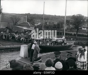 8. August 1962 - alle königlichen Hände - auf Deck. Segeln entlang der Crinan Canal.: die Länge der neun Meile langen Crinan Kanal als gesäumt von jubelnden Zuschauern - als die königliche Yacht '' Boodhound'' - segelte durch. An Bord war der Herzog von Edinburgh und seine Kinder, Prinz Charles und Prinzessin Anne - und sie wurden von Prinz Carl Gustav von Schweden begleitet. Foto zeigt die Szene als Zuschauer sehen Sie die "Boodhound" mit der königlichen Partei an Bord = machen ihren Weg durch die Schleusen des Crinan Canal. Stockfoto