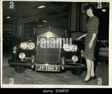 10. Oktober 1962 - neue Rolls-Royce Motor zeigt: Der Rolls-Royce Silver Cloud III werden auf der jährlichen motor Show Eröffnung morgen am Earls Court, London. Zum Preis von 11.000, ist es der erste Rolls-Royce, Doppel-Scheinwerfer zu integrieren. Eingebaut sind ein Kühlschrank und Fernseher. Bild zeigt: Der neue Rolls-Royce Silver Cloud III abgebildeten heute. Stockfoto