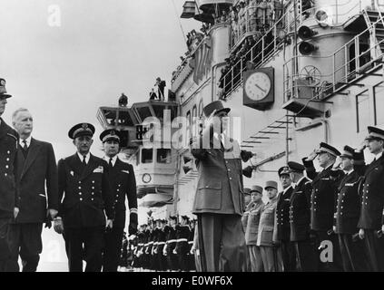 12. Oktober 1962 inspiziert - Paris, Frankreich - Präsident von Frankreich CHARLES DE GAULLE die Truppen der "Clemenceau" Marine-Schiff und Flugzeugträger in den Docks entlang des Mittelmeers. Ihn begleiten, sind Premierminister PIERRE MESSMER und Admiral LAINE. Stockfoto