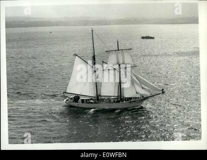 8. August 1962 - alle Set für Rennen, Rotterdam: Zweiunddreißig Schiffe sind für das Tall Ships Race nach Rotterdam, die heute, am Nomen Sternen über Donnerstag endet in Torbay aufgereiht. Der Duke of Edinburgh wird der Start vom Deck nach Britannia Kanonen. Foto zeigt die französische Eintragung, La widerlegen Poule, 227 Tonnen, die im Rennen von Brest nach Las Palmas 1958 teilgenommen. Dieses Bild wurde aus der Luft aufgenommen. Stockfoto