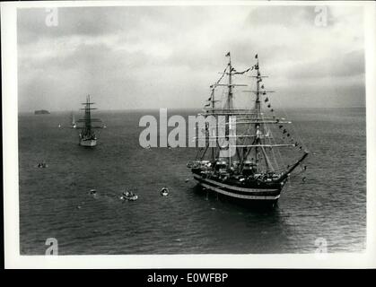 8. August 1962 - alle Set für Rennen, Rotterdam: 32 Schiffe sind für das Tall Ships Race nach Rotterdam, die heute Mittag beginnt zu Donnerstag endet in Torbay aufgereiht. Der Herzog von Edinburgh wird der Start Kanonen vom Deck der Britannia. Foto zeigt Seen aus der Luft; die deutschen Gorch Pock, 1989 bis auf der linken Seite, mit einer Besatzung von 265. Im Vordergrund der italienischen Marine Amerigo Vespucci, 4.083 Tonnen größte Eintrag mit einer Besatzung von 550. Stockfoto