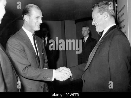 Prinz Philip begrüßt Bürgermeister Willy Brandt Stockfoto