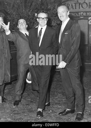 Schauspieler David Niven und Peter Sellers verlassen Trattoria Stockfoto