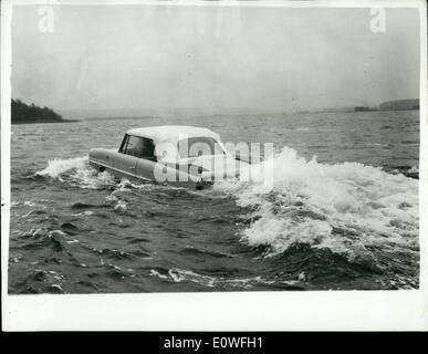 11. November 1962 - und jetzt seine Hochsee-Taxi-Taxi: Dänemark ist ein Land von Hunderten Inseln, die meisten von ihnen sehr klein. Es war schon immer ein wenig schwierig, von den kleinsten zu den anderen Inseln. aber jetzt, wird geändert, zumindest für einige der Inseln im südlichen Teil von Dänemark. Ein unternehmungslustiger dänischen Geschäftsmann hat jetzt eine amphibische Auto gekauft, die er als ein Hochsee-Taxi zwischen den Inseln nutzen will. Das Foto zeigt das amphibische Steuer-Cab Pflügen seinen Weg durch das Meer zu einer der vielen Inseln in Süd-Dänemark. Stockfoto