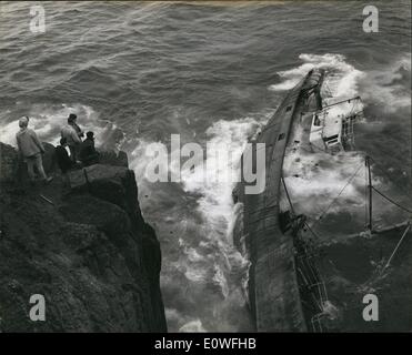 11. November 1962 - französische Trawler zerstört am Ende des Landes: der Hulk der französischen Trawler Jeanne Gougy, war auf den Felsen am Ende des Landes, Cornwall, am Samstag noch Lügen im Wasser 250 Füße unter den Klippen zerstört und zerschlagen durch schwere See. Foto zeigt Menschen auf den Klippen Blick hinunter auf das Wrack des Trawlers. Stockfoto