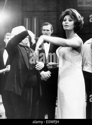 Schauspielerin Sophia Loren Tänze mit einer Augenbinde Charlie Chaplin Stockfoto