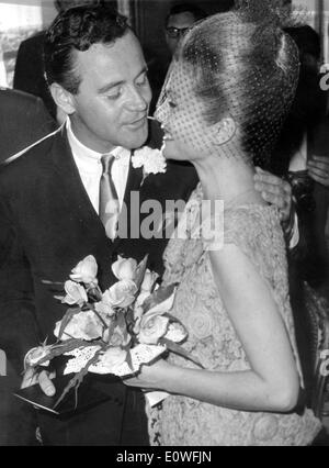 Jack Lemmon und Felicia Farr bei ihrer Trauung Stockfoto