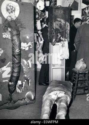 11. November 1962 - Eröffnung In einer römischen Galerie eine Ausstellung lauten Doom zeigen Boris Lurie Sam Goodman''. B. Lurie und S. Goodman sind zwei Künstler von New York. Boris Lurie in Leningrad geboren, Sam Goodman geboren in Toronto, sind beide in New York. Foto zeigt männlichen Idol und gefallenen Krieger von Gourmand. Stockfoto