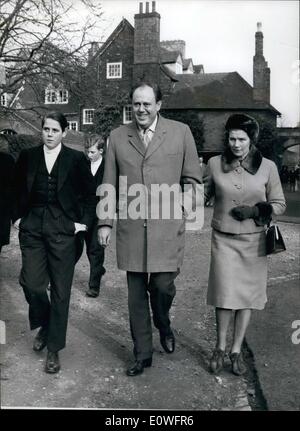 11. November 1962 - THE ETON Wand-Spiel heute das jährliche Eton Wand-Spiel noch einmal heute bei den öffentlichen Sohool spielte bei der Collegers und Opplidans-Teams unerklärlichen Kampf net. Foto zeigt: Minister für Landwirtschaft CHRISTOPHER SOAMES, seine Frau und Sohn Nikolaus, verlassen des Zoogeländes nach dem Spiel heute. Stockfoto