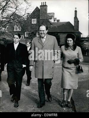 11. November 1962 - The Eton Wand-Spiel heute.: jährliche Eton Wand erneut gespielt wurde heute an der öffentlichen Schule im unerklärliche Kampf trafen die Teams von Collegers und Oppodans. Foto zeigt Minister der Landwirtschaft Christopher Soames, seine Frau und Sohn Nicholas, verlassen des Zoogeländes nach dem Spiel heute. Stockfoto