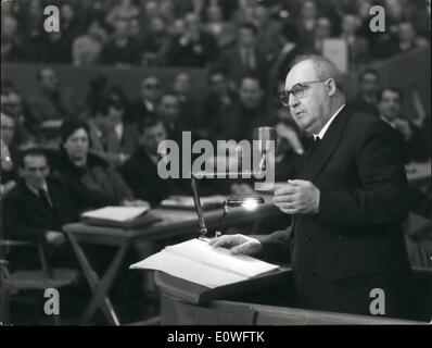 11. November 1962 - heute Morgen um '' Palazzo dei Congressi'' - in der Euro-Zone, eingeweiht der XIII sozialistischen demokratischen Parteitag präsentieren der italienische Premier Hon. Aminfere Fanfani. Fotoshows Hon. Giuseppe Saraga sprechen; Führer der PSDI. Stockfoto