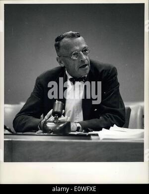 Sept. 05, 1962 - US-Vertretung bei den Vereinten Nationen hält Pressekonferenz auf den Weltraum: Herr Francis T.P. Plikpton, Stellvertreter des Ständigen Vertreters der Vereinigten Staaten bei den Vereinten Nationen, sieht man bei einer Pressekonferenz heute Mission der Vereinigten Staaten, der UNO, auf die friedliche Nutzung des Weltraums. Der Ausschuss der Vereinten Nationen auf die friedliche Nutzung des Weltraums ist zu ihrer zweiten Tagung im UN-Hauptquartier am 10. September beginnen. Bildnachweis: United Nationa Stockfoto