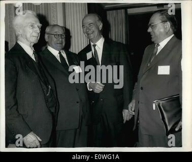 Sept. 09, 1962 - Lord Hailsham öffnet Pugwash-Konferenz: Minister für Wissenschaft Lord Hailsham Vormittag im Russel Hotel, London, eröffnet ein Treffen der Pugwash-Bewegung die sucht neue Wege, um Abrüstung herbeizuführen. Foto zeigt links nach rechts: Earl Russell, Prof. A.N. Tupolev der UdSSR, Prof. L. Pauling, der USA und Akademiemitglied A. V. Topchie, der UdSSR, in der Sitzung heute Morgen. Stockfoto