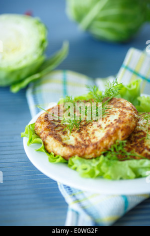 Schnitzel mit Kopfsalat und Dill auf einem Teller Stockfoto