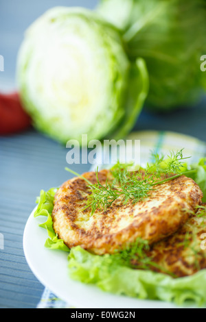 Schnitzel mit Kopfsalat und Dill auf einem Teller Stockfoto