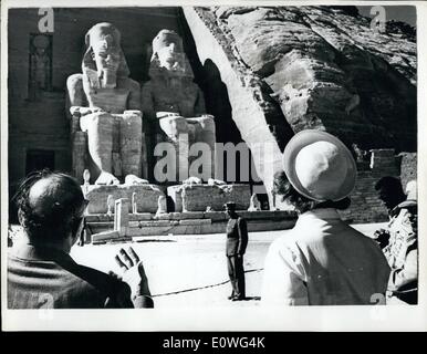 11. November 1962 - dänische Prinzessin Ausgrabungen in Ägypten: dänische Prinzessin Margrethe führt derzeit archäologische Forschungen im Tempel Ramses II in Abu Simbel, Ägypten. Das Foto zeigt die Prinzessin (Vordergrund) Blick auf den Tempel. Stockfoto