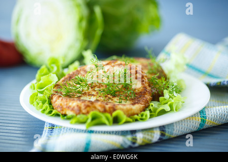 Schnitzel mit Kopfsalat und Dill auf einem Teller Stockfoto