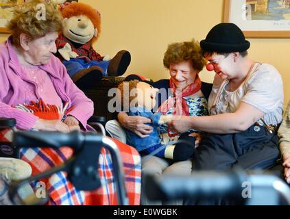 Leipzig, Deutschland. 8. Mai 2014. Heimbewohnern Ruhestand genießen Sie den Besuch von Clown Maritta Brauer im Altenheim St. Gertrud in Leipzig, Deutschland, 8. Mai 2014. Der Clown gehört zum Club "Clowns & Clowns", die unter anderem darauf spezialisiert hat, erklingt in Altenheimen. Foto: Waltraud Grubitzsch/Dpa/Alamy Live News Stockfoto