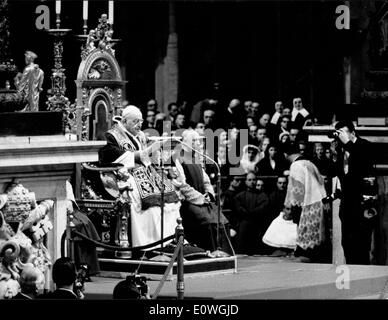 Papst John XXIII während eines Gottesdienstes in der Basilika St. Peter Stockfoto