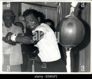 Sept. 18, 1962 - Sugar Ray Robinson In Ausbildung Sugar Ray Robinson besuchte heute das Blüten-Gymnasium im Londoner West End für seinen Kampf nächste Woche mit britische Mittelgewichts-Champion Terry Downes. Foto zeigt:-Robinson in Aktion bei den Punchingball heute Morgen. Stockfoto