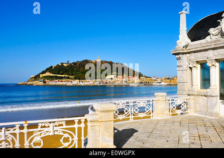 Blick auf La Concha Strand in San Sebastian, Spanien, mit dem Urgull Hügel im Hintergrund Stockfoto