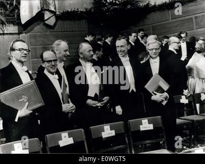 12. Dezember 1962 - The Nobel Preisträger 1962: Siehe während der Siegerehrung an der Stockholmer Börse sind nur einige der Gewinner des diesjährigen Awards. Foto zeigt links nach rechts sie aßen Professor Maurice Wilkins, Dr. Perutz, Dr. Frnis Crick, John Steinbeck, Professor James Watson und Dr. John C. Kendrew. Stockfoto