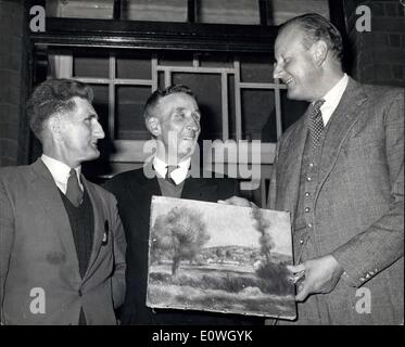 Sept. 24, 1962 - fehlende Renoir gefunden: Die? 5.000 Renoir Malerei welche fiel von Sothebys Direktor Mrs Peter Wilson Kofferraum in Brownhill Straße, nstige, letzte Woche wurde gestern von zwei Busfahrer, die teilen werden zurückgegeben die? 500 Belohnung. Arthur Baskett, 46, und Martin Quinlan, 51, lief über das Gemälde in einem Auto in der Nacht war es verloren. Herr Quinlan hob es auf, nahm es mit nach Hause und hielt es für eine Woche in seinem Brennholz-Schrank. Es war kaum beschädigt. Sagte Mr Quinlan: '' ich wäre noch nie hören von Renoir Stockfoto