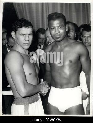 Sep 25, 1962 - wiegen-in für die heutige Big kämpfen - in London: Sugar Ray Robinson ehemalige Welt-Mittelgewichts-Champion- und Großbritanniens Terry Downes Wieghed in heute Nachmittag um den "Talk of the Town" - für heute Abend Kampf - Wembley Foto zeigt Terry Downes links und Sugar Ray Robinson bei der Gewicht - heute Nachmittag. Stockfoto