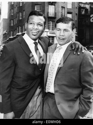 Sugar Ray Robinson und Terry Downes vor ihrem Spiel im Wembley-Stadion Stockfoto