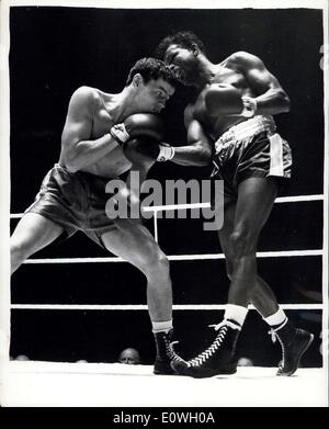 Sep 26, 1962 - Downes-Robinson-Kampf im Wembley-Stadion: Großbritanniens Terry Downes outpointed Sugar Ray Robinson über zehn Runden in Wembley Empire Pool saß gestern Abend. Foto zeigt Downes, britische Mittelgewichts-Champion, deckt auf, wie er mit einem Rechtsklick auf Robinsons Körper durchdringt. Stockfoto
