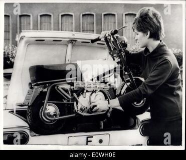 Sept. 27, 1962 - Auto-Boot auf Motorcycle Show: Dieses Motorrad, angeblich die kleinste der Welt, ist auf dem Display auf der internationalen Fahrrad- und Motorrad-Ausstellung in Frankfurt. Es ist entworfen, um in einem Kofferraum geladen werden und zur Fahrt vom Parkplatz an den Offizier oder nach Hause. Es verfügt über einen 50 ccm Motor, 4,5 PS und erreicht eine Höchstgeschwindigkeit von 60 Kilometer (37 Meilen) eine Stunde. Foto zeigt: Miniatur Motorrad--einen gemütlichen in einen Kofferraum passen. Stockfoto