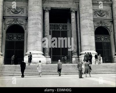 Sept. 27, 1962 - heute die großen Türen der Basilica di San Pietro wurde für die Öffentlichkeit geschlossen; Sie werden bis zum Ende des Concilio Eucmenico geschlossen bleiben und wird wahrscheinlich an Weihnachten und Ostern geöffnet. Stockfoto