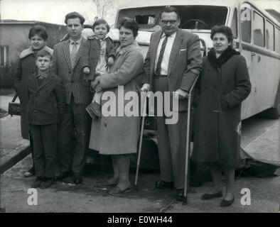 12. Dezember 1962 - Christmas escape: am Weihnachtstag 26.12.. zwei Familien, bestehend aus 4 jungen Kinder und Erwachsene 4grown stürzte Throught das Ost-Check-Point-Babelsberg aus dem Osten-Bereich nach West-Berlin. Sie Luckiely entkam der Schüsse der ostdeutschen Polizei als die getragenen Throught die Barrieren. Das Foto zeigt den Bus mit Stahl-Trägern, der als ein Ram verwendet wurde. Das Foto zeigt die beiden Familien vor dem Bus. Stockfoto