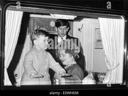Die Königin-Mutter mit Prinz Charles und Andrew Stockfoto
